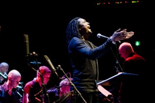 Bernard Fowler med Klüvers Big Band